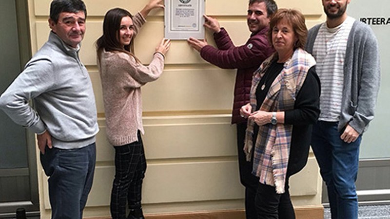 Guinness errekorraren jabe garela ziurtatzen duen agiri ofiziala udaletxeko patioan ipini du alkateak