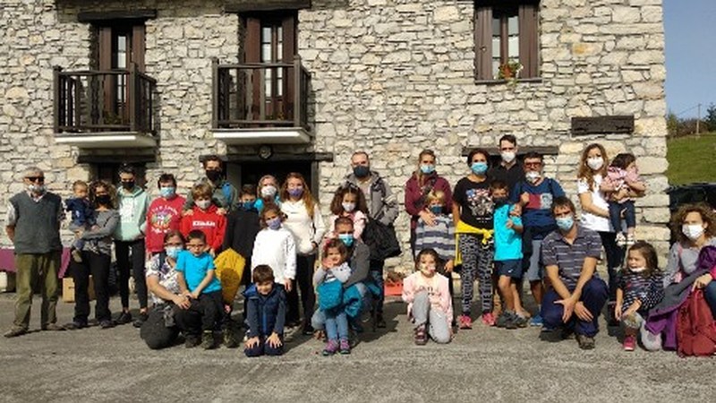 Guraso berbalagunek Mallabiko Estakua baserria bisitatu dute asteburuan