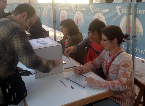 Gure Esku Dago-k antolatu duen herri-galdeketan parte hartzeko hautesontziak zabalik daude