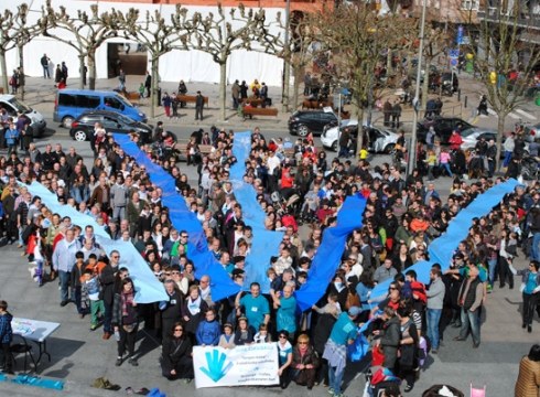 Gure Esku Dago-ren deiari erantzunez, eibartarrek esku erraldoia osatu zuten zapatuan