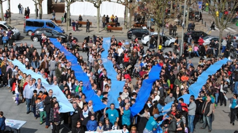 Gure Esku Dago-ren deiari erantzunez, eibartarrek esku erraldoia osatu zuten zapatuan