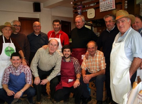 Gureak-ekoentzat bazkaria eta opariak Auzokoak elkartearen eskutik