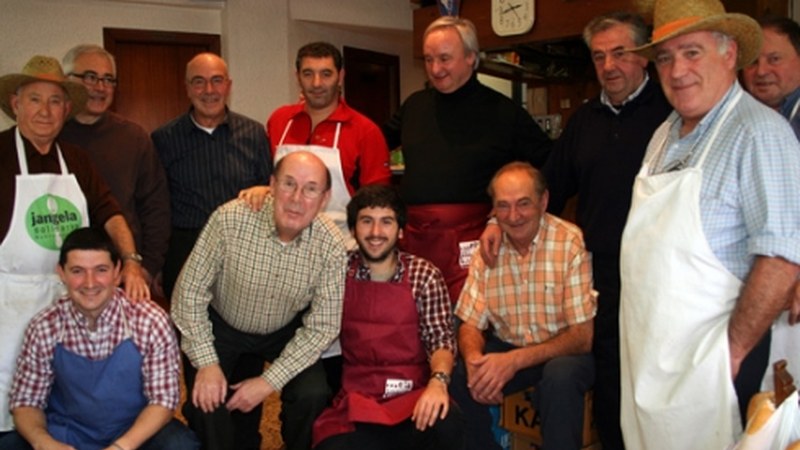 Gureak-ekoentzat bazkaria eta opariak Auzokoak elkartearen eskutik