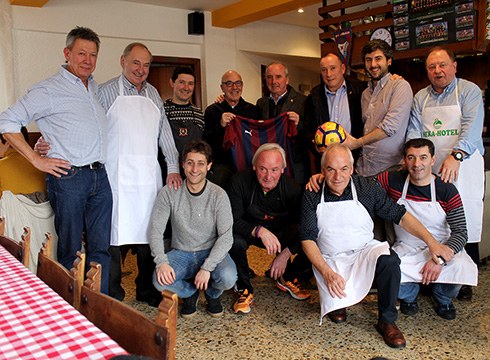 Gureak lantegikoak primeran ibili ziren zapatuan, Auzokoak elkarteak antolatutako bazkarian