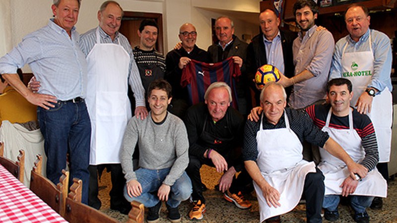 Gureak lantegikoak primeran ibili ziren zapatuan, Auzokoak elkarteak antolatutako bazkarian