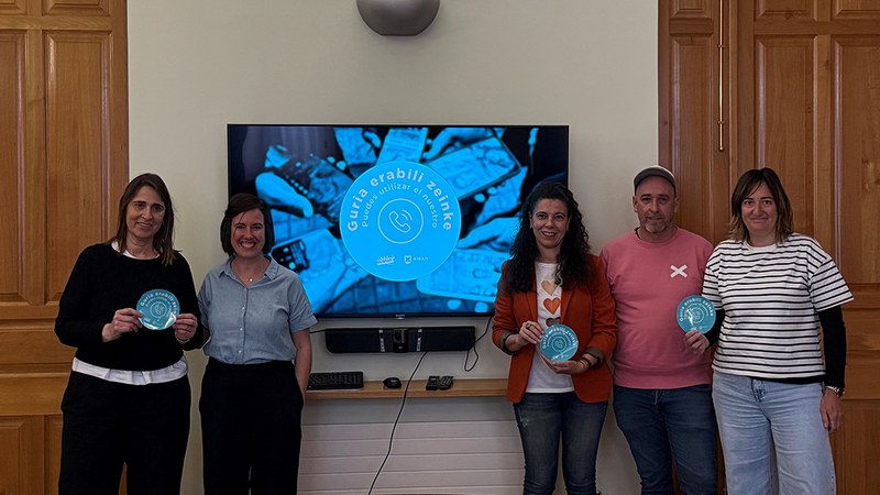 'Guria erabili zeinke' kanpaina abiatu du Altxau Burua Eibarko taldeak, Udalaren eta dendarien laguntzarekin