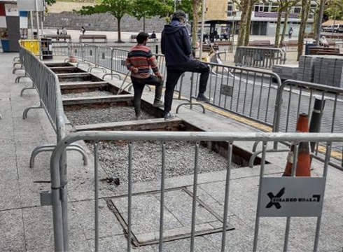 Guridi pareko lurpeko edukiontziak kentzen ari da Udala