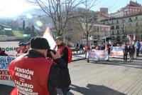 Gutxieneko pentsioak gutxieneko soldatarekin parekatzea eskatu zuten manifestazioan