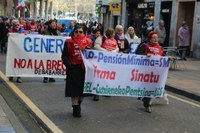 Gutxieneko pentsioak gutxieneko soldatarekin parekatzea eskatu zuten manifestazioan