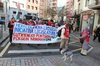 Gutxieneko pentsioak gutxieneko soldatarekin parekatzea eskatu zuten manifestazioan