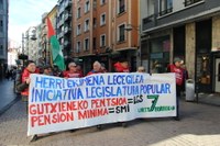 Gutxieneko pentsioak gutxieneko soldatarekin parekatzea eskatu zuten manifestazioan