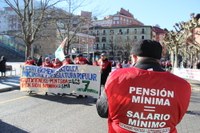 Gutxieneko pentsioak gutxieneko soldatarekin parekatzea eskatu zuten manifestazioan