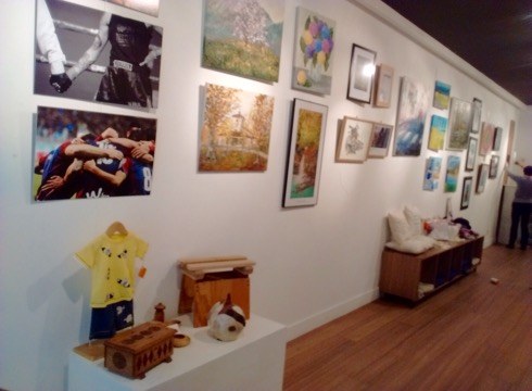 Hainbat artistaren lanak merke erosteko aukera gaurtik aurrera Topalekuan