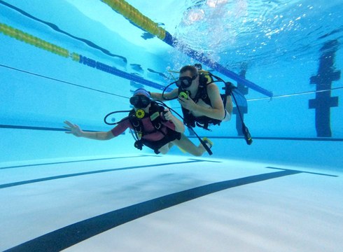 Hamar urpekari bataiatu zituzten aurreko zapatuan Orbea kiroldegiko igerilekuan