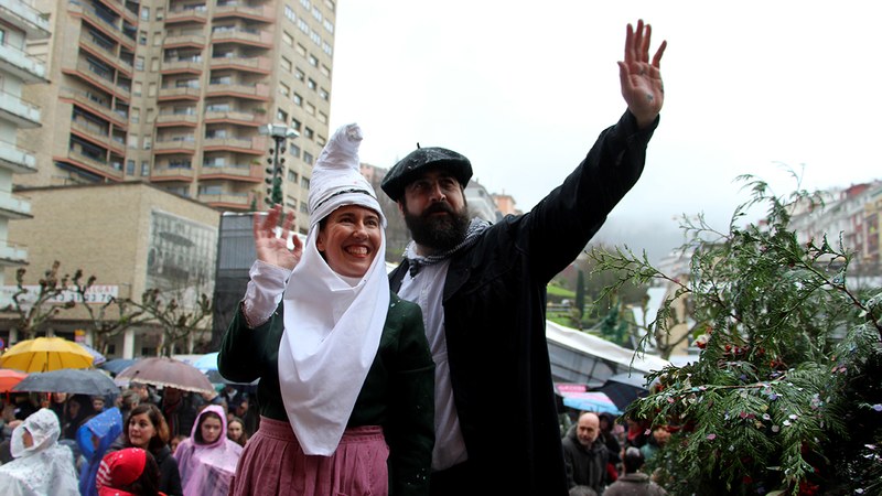 Harrera bero-beroa egin diegu Olentzero eta Mari Domingiri