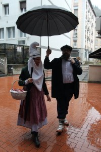 Harrera bero-beroa egin diegu Olentzero eta Mari Domingiri