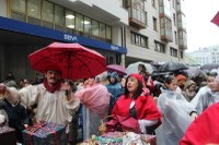 Harrera bero-beroa egin diegu Olentzero eta Mari Domingiri