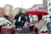 Harrera bero-beroa egin diegu Olentzero eta Mari Domingiri