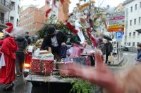 Harrera bero-beroa egin diegu Olentzero eta Mari Domingiri