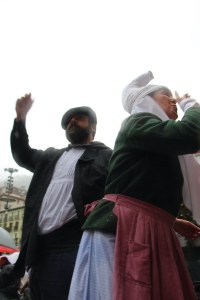 Harrera bero-beroa egin diegu Olentzero eta Mari Domingiri