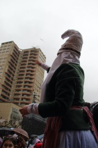 Harrera bero-beroa egin diegu Olentzero eta Mari Domingiri