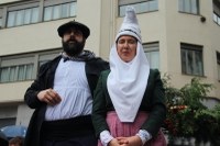 Harrera bero-beroa egin diegu Olentzero eta Mari Domingiri