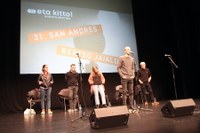 Harrera beroa egin diote eibartarrek 31. San Andres Bertso Jaialdian aritu den boskoteari Harrera beroa egin diote eibartarrek 31. San Andres Bertso Jaialdian aritu den boskoteari