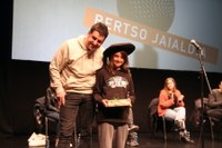 Harrera beroa egin diote eibartarrek 31. San Andres Bertso Jaialdian aritu den boskoteari Harrera beroa egin diote eibartarrek 31. San Andres Bertso Jaialdian aritu den boskoteari