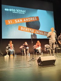 Harrera beroa egin diote eibartarrek 31. San Andres Bertso Jaialdian aritu den boskoteari Harrera beroa egin diote eibartarrek 31. San Andres Bertso Jaialdian aritu den boskoteari