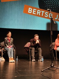 Harrera beroa egin diote eibartarrek 31. San Andres Bertso Jaialdian aritu den boskoteari Harrera beroa egin diote eibartarrek 31. San Andres Bertso Jaialdian aritu den boskoteari