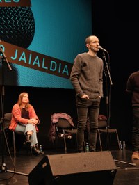 Harrera beroa egin diote eibartarrek 31. San Andres Bertso Jaialdian aritu den boskoteari Harrera beroa egin diote eibartarrek 31. San Andres Bertso Jaialdian aritu den boskoteari