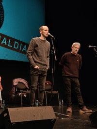 Harrera beroa egin diote eibartarrek 31. San Andres Bertso Jaialdian aritu den boskoteari Harrera beroa egin diote eibartarrek 31. San Andres Bertso Jaialdian aritu den boskoteari