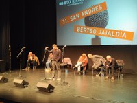 Harrera beroa egin diote eibartarrek 31. San Andres Bertso Jaialdian aritu den boskoteari Harrera beroa egin diote eibartarrek 31. San Andres Bertso Jaialdian aritu den boskoteari