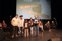 Harrera beroa egin diote eibartarrek 31. San Andres Bertso Jaialdian aritu den boskoteari Harrera beroa egin diote eibartarrek 31. San Andres Bertso Jaialdian aritu den boskoteari