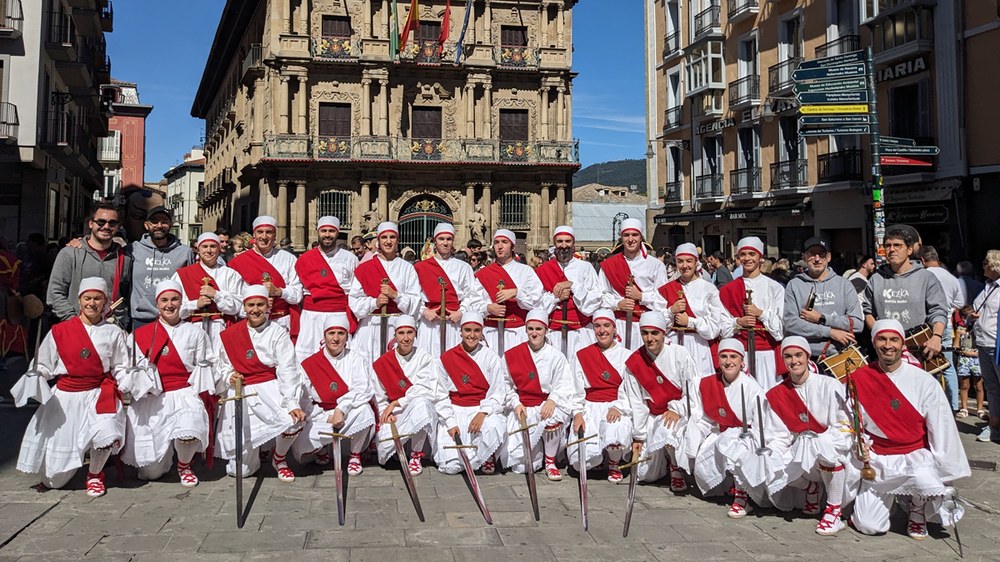 Harrera beroa egin diote Kezka dantza taldeari Iruñean
