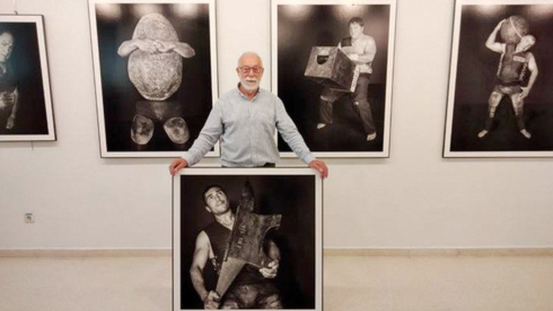 Harriaren eta harri-jasotzaileen indarra, argazkitan