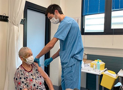 Hasi da COVID-19ari eta gripeari aurre egiteko txertaketa-kanpaina arrisku-taldeentzat