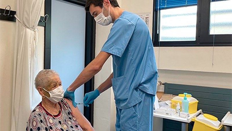 Hasi da COVID-19ari eta gripeari aurre egiteko txertaketa-kanpaina arrisku-taldeentzat