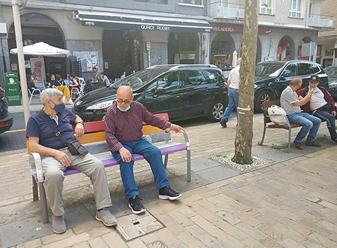 Hasi dira banku batzuk ostadarraren koloreekin margotzen