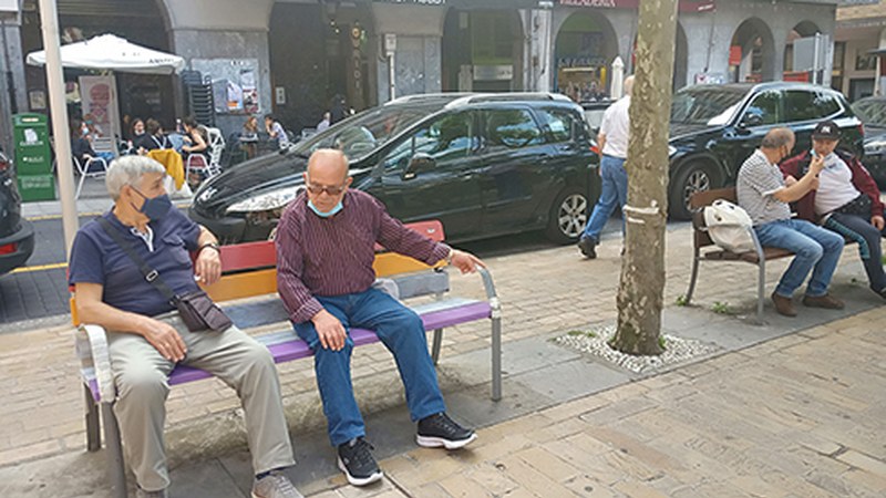 Hasi dira banku batzuk ostadarraren koloreekin margotzen