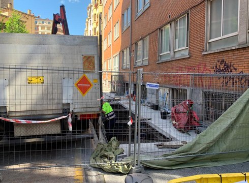 Hasi dira Eibarko Toribio Etxebarrian, anbulatorio ondoan, lurpeko edukiontziak berritzeko obrak