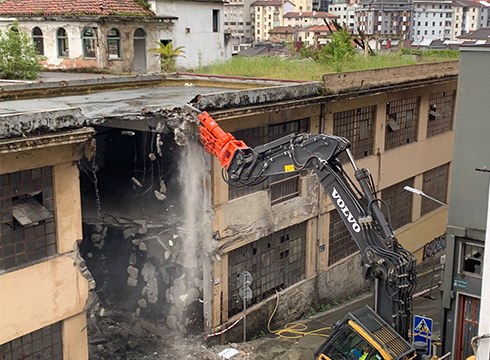 [BIDEOA] Hasi dira El Casco eraikina eraisten