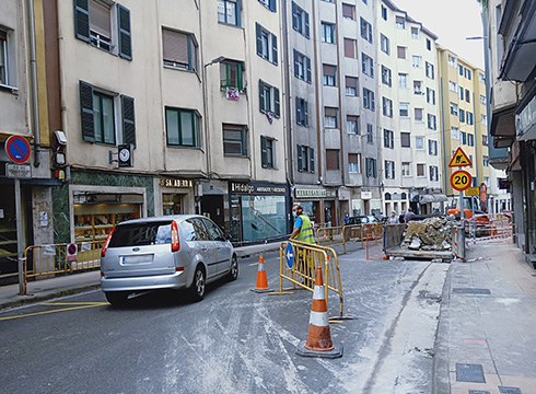 Hasi dira Merkatu kaletik Ibarkurutzeraino doan kale zatia konpontzen