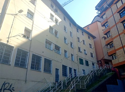 Hasi dira Sansaburu 1 eta 3, Bista Eder 12 eta Errekatxu 4 zenbakietako eraikinak botatzen