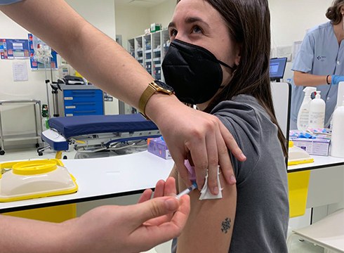 Hasi dira txertoa jasotzen Eibarko ikastetxeetako langileak ere