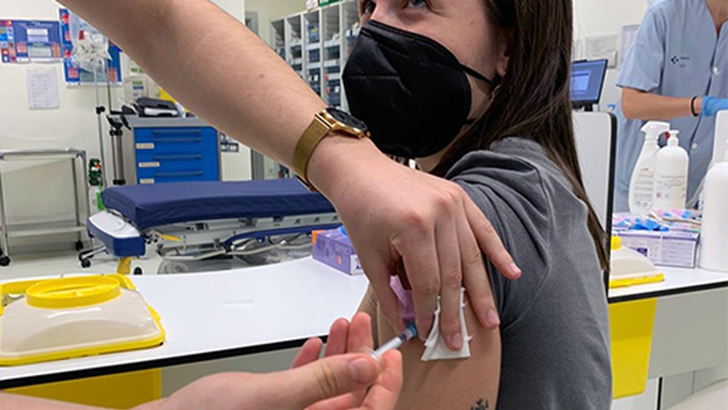 Hasi dira txertoa jasotzen Eibarko ikastetxeetako langileak ere