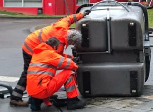 Hasi dira zabor organikorako pedaldun edukiontziak ipintzen