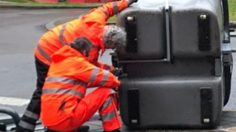 Hasi dira zabor organikorako pedaldun edukiontziak ipintzen