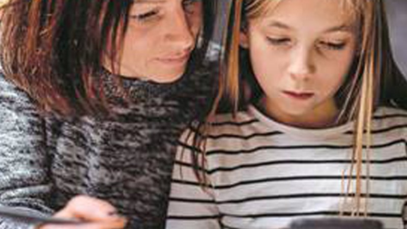 Adin txikikoek Interneten izan ditzaketen arriskuei buruzko hitzaldia eskainiko dute gaur Portalean