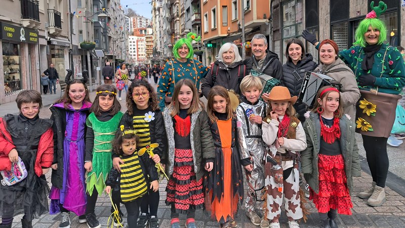 Haur eta nerabeen koko-jantziek koloreztatu dute Eguen Zuri eguna aurten ere